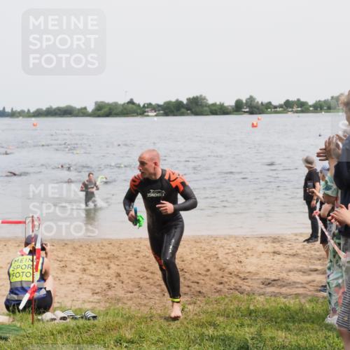 21.06.2025 - 27. Vierlanden-Triathlon MichiJ http://msf.ph/oto/8026922 15.06.2026 10:57:33 Schwimmen 707, 722 meine-sportfotos.de