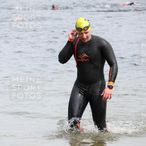 15.06.2025 - 27. Vierlanden-Triathlon Lena Gebhardt http://msf.ph/oto/8026928 15.06.2025 10:59:23 Schwimmen 751 meine-sportfotos.de