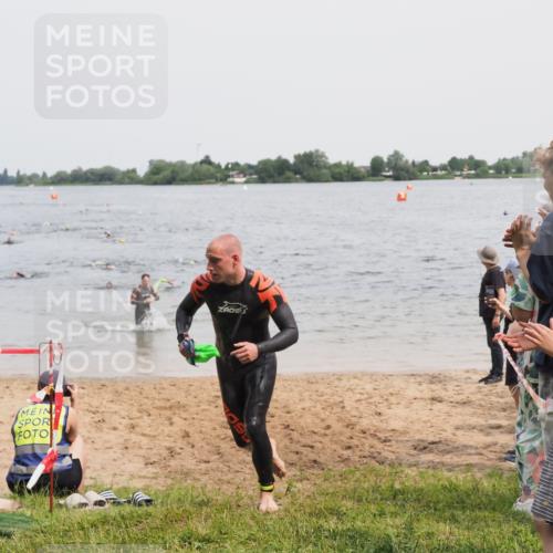21.06.2025 - 27. Vierlanden-Triathlon MichiJ http://msf.ph/oto/8026933 15.06.2026 10:57:33 Schwimmen 707, 722 meine-sportfotos.de