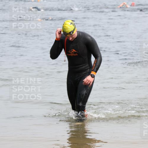 15.06.2025 - 27. Vierlanden-Triathlon Lena Gebhardt http://msf.ph/oto/8026938 15.06.2025 10:59:24 Schwimmen 751 meine-sportfotos.de