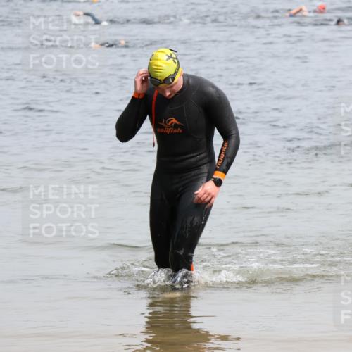 15.06.2025 - 27. Vierlanden-Triathlon Lena Gebhardt http://msf.ph/oto/8026940 15.06.2025 10:59:24 Schwimmen 751 meine-sportfotos.de