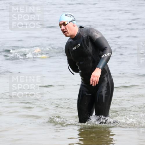 15.06.2025 - 27. Vierlanden-Triathlon Lena Gebhardt http://msf.ph/oto/8026950 15.06.2025 10:59:25 Schwimmen 668, 751 meine-sportfotos.de