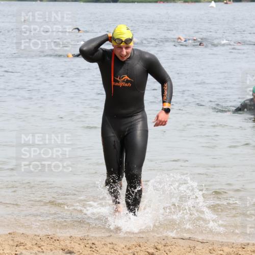 15.06.2025 - 27. Vierlanden-Triathlon Lena Gebhardt http://msf.ph/oto/8026955 15.06.2025 10:59:26 Schwimmen 668, 751 meine-sportfotos.de
