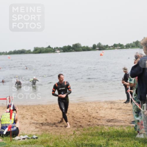 21.06.2025 - 27. Vierlanden-Triathlon MichiJ http://msf.ph/oto/8026962 15.06.2026 10:57:38 Schwimmen 707, 722 meine-sportfotos.de