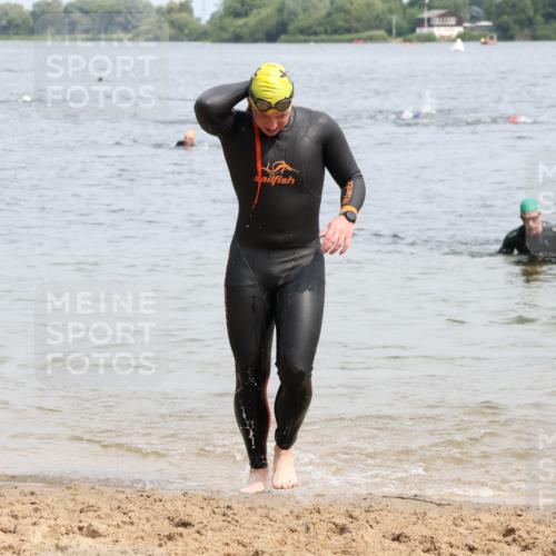 15.06.2025 - 27. Vierlanden-Triathlon Lena Gebhardt http://msf.ph/oto/8026964 15.06.2025 10:59:27 Schwimmen 668, 751 meine-sportfotos.de