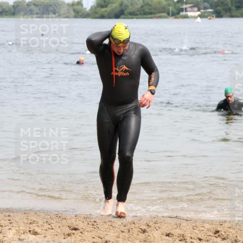 15.06.2025 - 27. Vierlanden-Triathlon Lena Gebhardt http://msf.ph/oto/8026969 15.06.2025 10:59:27 Schwimmen 668, 751 meine-sportfotos.de