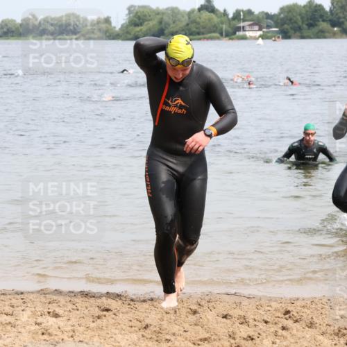 15.06.2025 - 27. Vierlanden-Triathlon Lena Gebhardt http://msf.ph/oto/8026973 15.06.2025 10:59:28 Schwimmen 668, 751 meine-sportfotos.de