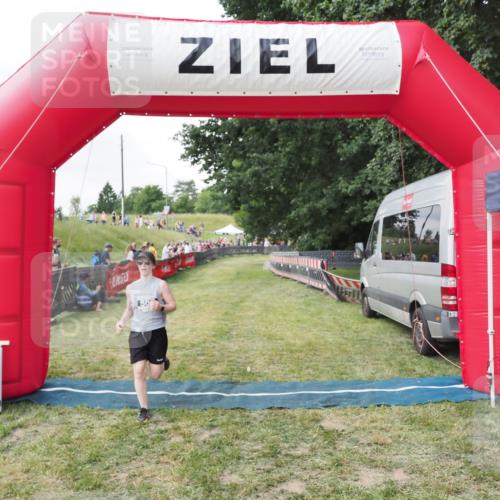 21.06.2025 - 27. Vierlanden-Triathlon MichiJ http://msf.ph/oto/8026974 15.06.2026 12:01:45 Ziel 503 meine-sportfotos.de