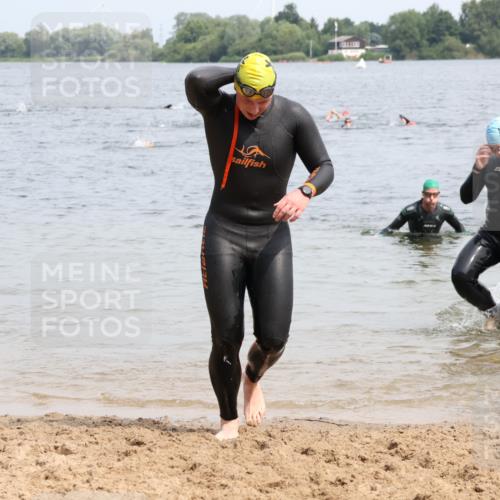 15.06.2025 - 27. Vierlanden-Triathlon Lena Gebhardt http://msf.ph/oto/8026982 15.06.2025 10:59:28 Schwimmen 668, 751 meine-sportfotos.de
