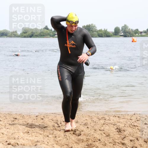 15.06.2025 - 27. Vierlanden-Triathlon Lena Gebhardt http://msf.ph/oto/8026986 15.06.2025 10:59:29 Schwimmen 641, 668, 751 meine-sportfotos.de