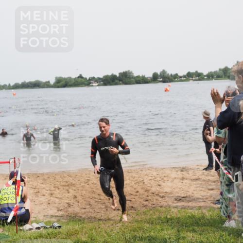 21.06.2025 - 27. Vierlanden-Triathlon MichiJ http://msf.ph/oto/8027002 15.06.2026 10:57:39 Schwimmen 707, 722 meine-sportfotos.de