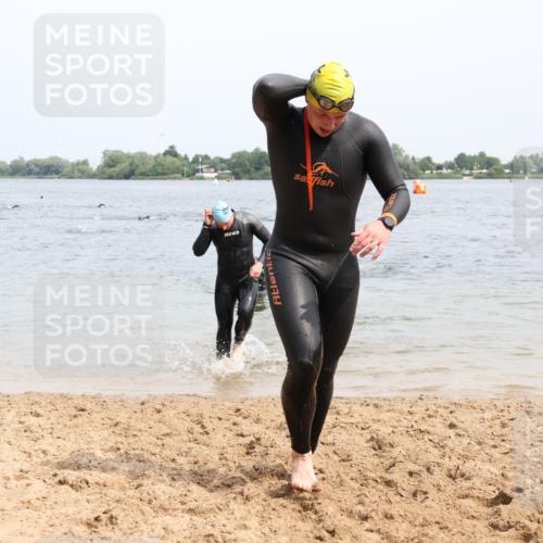 15.06.2025 - 27. Vierlanden-Triathlon Lena Gebhardt http://msf.ph/oto/8027005 15.06.2025 10:59:30 Schwimmen 641, 668, 751 meine-sportfotos.de