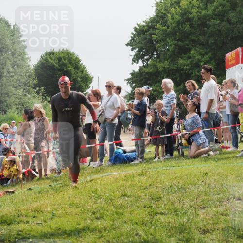 15.06.2025 - 27. Vierlanden-Triathlon KatJ http://msf.ph/oto/8027009 15.06.2025 11:00:39 Schwimmen 649, 678, 714, 723 meine-sportfotos.de