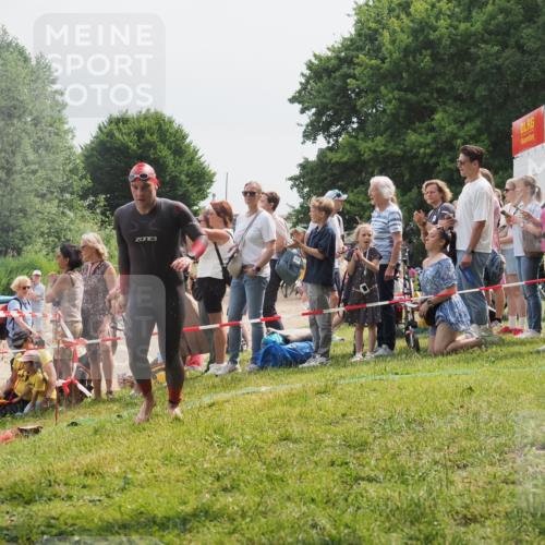 15.06.2025 - 27. Vierlanden-Triathlon KatJ http://msf.ph/oto/8027018 15.06.2025 11:00:39 Schwimmen 649, 678, 714, 723 meine-sportfotos.de