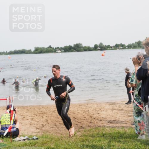 21.06.2025 - 27. Vierlanden-Triathlon MichiJ http://msf.ph/oto/8027024 15.06.2026 10:57:39 Schwimmen 707, 722 meine-sportfotos.de