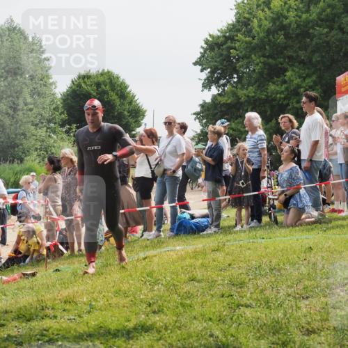 15.06.2025 - 27. Vierlanden-Triathlon KatJ http://msf.ph/oto/8027025 15.06.2025 11:00:39 Schwimmen 649, 678, 714, 723 meine-sportfotos.de