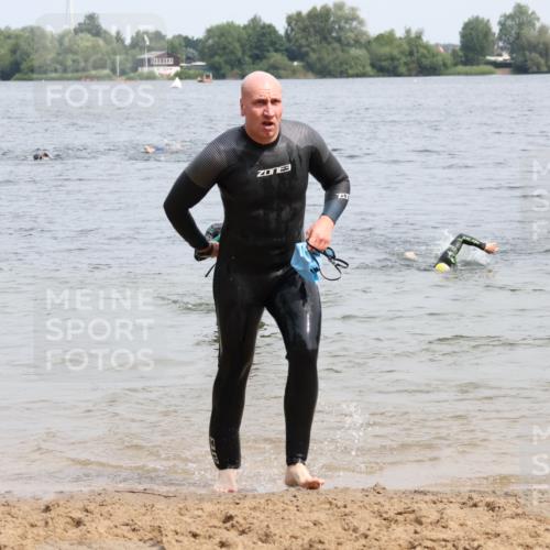 15.06.2025 - 27. Vierlanden-Triathlon Lena Gebhardt http://msf.ph/oto/8027029 15.06.2025 10:59:31 Schwimmen 641, 668, 751 meine-sportfotos.de