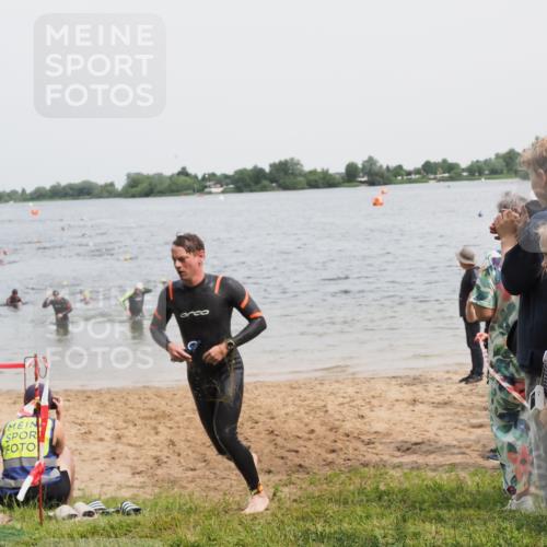 21.06.2025 - 27. Vierlanden-Triathlon MichiJ http://msf.ph/oto/8027033 15.06.2026 10:57:39 Schwimmen 707, 722 meine-sportfotos.de