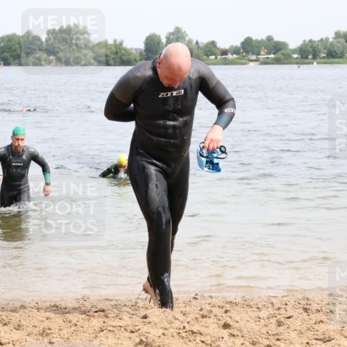 15.06.2025 - 27. Vierlanden-Triathlon Lena Gebhardt http://msf.ph/oto/8027047 15.06.2025 10:59:32 Schwimmen 641, 668, 751 meine-sportfotos.de