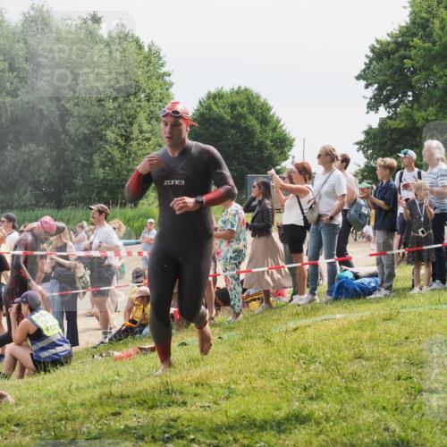 15.06.2025 - 27. Vierlanden-Triathlon KatJ http://msf.ph/oto/8027058 15.06.2025 11:00:40 Schwimmen 649, 678, 723 meine-sportfotos.de