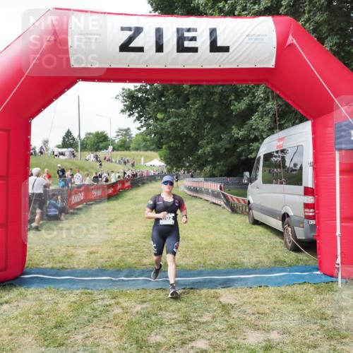 21.06.2025 - 27. Vierlanden-Triathlon MichiJ http://msf.ph/oto/8027067 15.06.2026 12:04:35 Ziel 602 meine-sportfotos.de