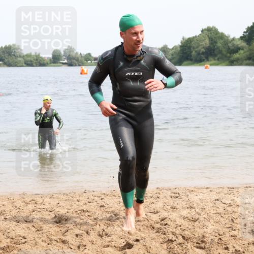 15.06.2025 - 27. Vierlanden-Triathlon Lena Gebhardt http://msf.ph/oto/8027122 15.06.2025 10:59:39 Schwimmen 641, 668, 727, 751 meine-sportfotos.de