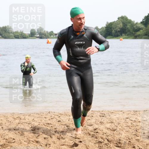 15.06.2025 - 27. Vierlanden-Triathlon Lena Gebhardt http://msf.ph/oto/8027126 15.06.2025 10:59:39 Schwimmen 641, 668, 727, 751 meine-sportfotos.de