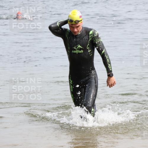 15.06.2025 - 27. Vierlanden-Triathlon Lena Gebhardt http://msf.ph/oto/8027135 15.06.2025 10:59:40 Schwimmen 641, 668, 727, 751 meine-sportfotos.de