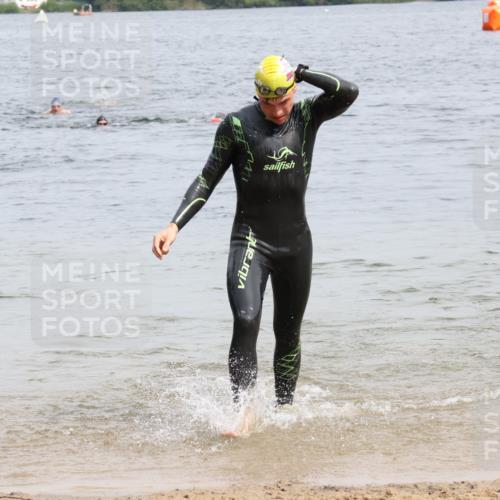 15.06.2025 - 27. Vierlanden-Triathlon Lena Gebhardt http://msf.ph/oto/8027154 15.06.2025 10:59:41 Schwimmen 641, 668, 727 meine-sportfotos.de