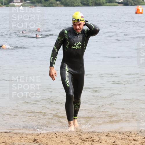 15.06.2025 - 27. Vierlanden-Triathlon Lena Gebhardt http://msf.ph/oto/8027158 15.06.2025 10:59:42 Schwimmen 641, 668, 727 meine-sportfotos.de