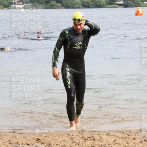 15.06.2025 - 27. Vierlanden-Triathlon Lena Gebhardt http://msf.ph/oto/8027165 15.06.2025 10:59:42 Schwimmen 641, 668, 727 meine-sportfotos.de