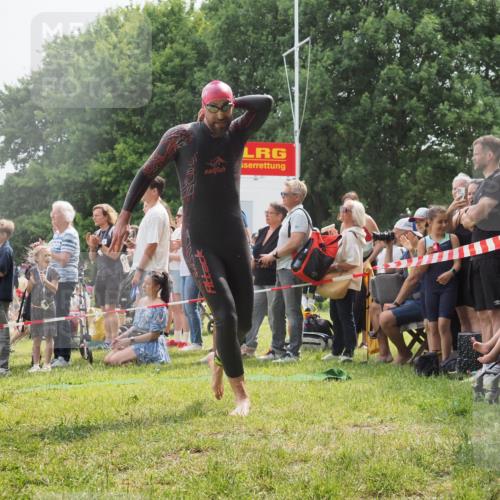 15.06.2025 - 27. Vierlanden-Triathlon KatJ http://msf.ph/oto/8027172 15.06.2025 11:00:44 Schwimmen 649, 678, 699, 723 meine-sportfotos.de