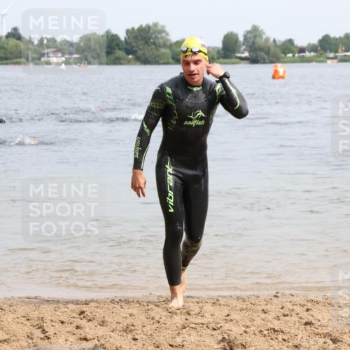 15.06.2025 - 27. Vierlanden-Triathlon Lena Gebhardt http://msf.ph/oto/8027175 15.06.2025 10:59:43 Schwimmen 641, 668, 727 meine-sportfotos.de