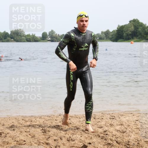 15.06.2025 - 27. Vierlanden-Triathlon Lena Gebhardt http://msf.ph/oto/8027178 15.06.2025 10:59:44 Schwimmen 641, 668, 727 meine-sportfotos.de