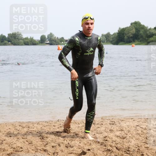 15.06.2025 - 27. Vierlanden-Triathlon Lena Gebhardt http://msf.ph/oto/8027185 15.06.2025 10:59:45 Schwimmen 641, 668, 727 meine-sportfotos.de
