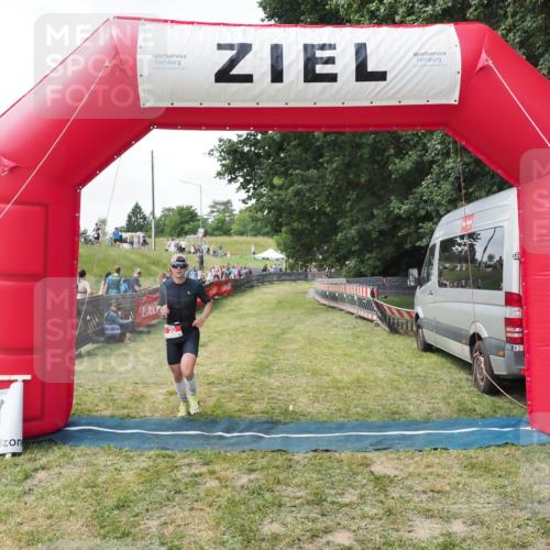 21.06.2025 - 27. Vierlanden-Triathlon MichiJ http://msf.ph/oto/8027193 15.06.2026 12:06:08 Ziel 38 meine-sportfotos.de