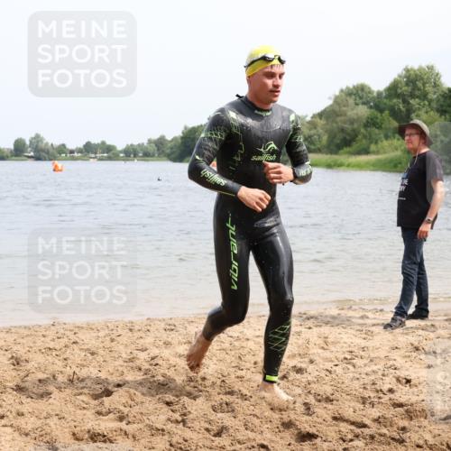 15.06.2025 - 27. Vierlanden-Triathlon Lena Gebhardt http://msf.ph/oto/8027198 15.06.2025 10:59:45 Schwimmen 641, 668, 727 meine-sportfotos.de