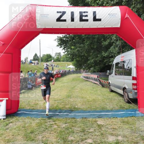 21.06.2025 - 27. Vierlanden-Triathlon MichiJ http://msf.ph/oto/8027203 15.06.2026 12:06:08 Ziel 38 meine-sportfotos.de