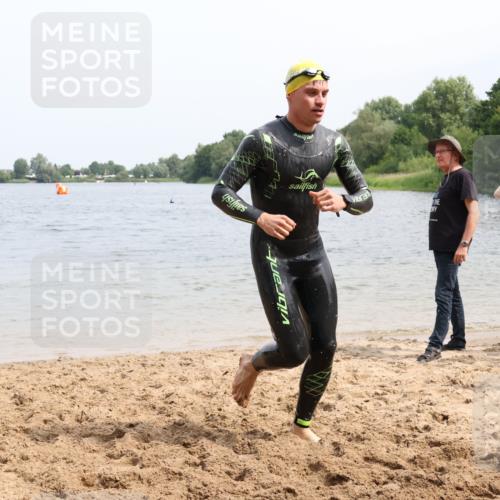 15.06.2025 - 27. Vierlanden-Triathlon Lena Gebhardt http://msf.ph/oto/8027206 15.06.2025 10:59:45 Schwimmen 641, 668, 727 meine-sportfotos.de