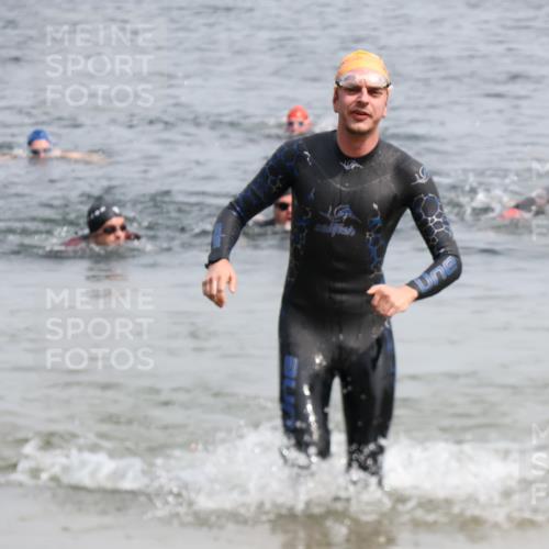 15.06.2025 - 27. Vierlanden-Triathlon Lena Gebhardt http://msf.ph/oto/8027233 15.06.2025 11:00:01 Schwimmen 708 meine-sportfotos.de