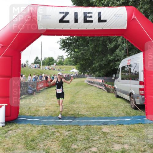 21.06.2025 - 27. Vierlanden-Triathlon MichiJ http://msf.ph/oto/8027246 15.06.2026 12:06:24 Ziel 248 meine-sportfotos.de
