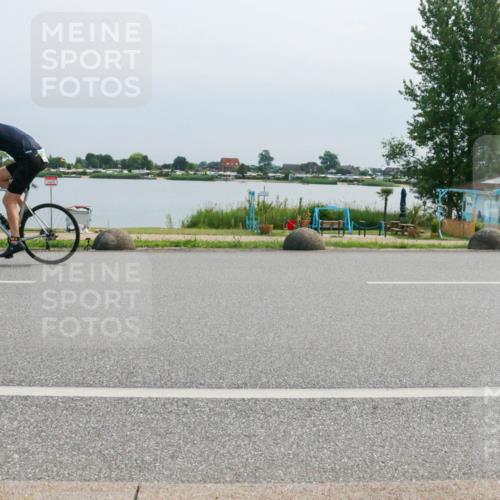 21.06.2025 - 27. Vierlanden-Triathlon H.Heesch http://msf.ph/oto/8027252 15.06.2025 11:21:01 Radfahren 93, 856, 921 meine-sportfotos.de