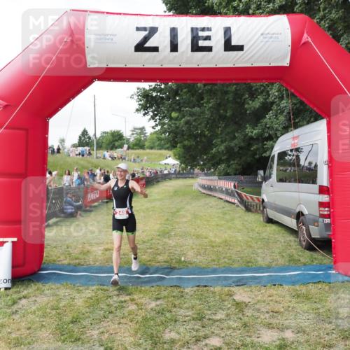 21.06.2025 - 27. Vierlanden-Triathlon MichiJ http://msf.ph/oto/8027264 15.06.2026 12:06:24 Ziel 248 meine-sportfotos.de