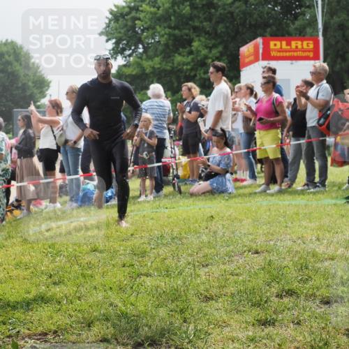 15.06.2025 - 27. Vierlanden-Triathlon KatJ http://msf.ph/oto/8027265 15.06.2025 11:00:48 Schwimmen 637, 649, 678, 681, 699, 723 meine-sportfotos.de