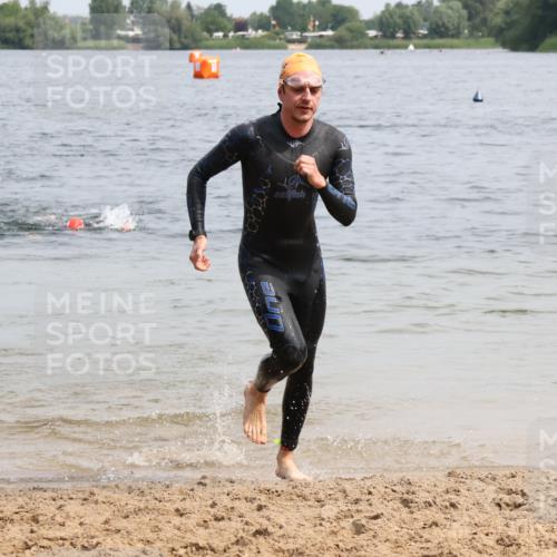 15.06.2025 - 27. Vierlanden-Triathlon Lena Gebhardt http://msf.ph/oto/8027269 15.06.2025 11:00:04 Schwimmen 708 meine-sportfotos.de