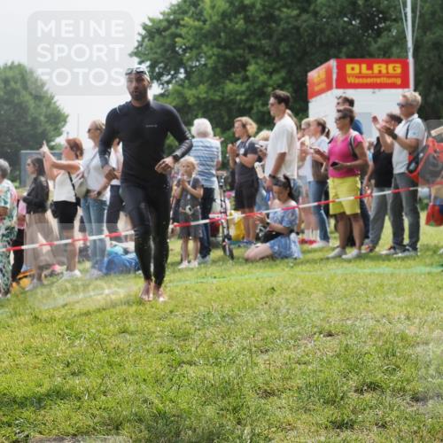 15.06.2025 - 27. Vierlanden-Triathlon KatJ http://msf.ph/oto/8027273 15.06.2025 11:00:48 Schwimmen 637, 649, 678, 681, 699, 723 meine-sportfotos.de