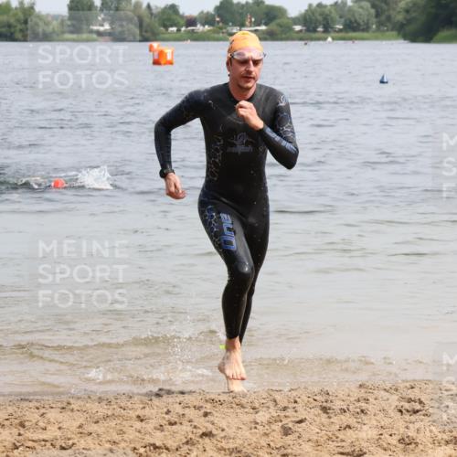 15.06.2025 - 27. Vierlanden-Triathlon Lena Gebhardt http://msf.ph/oto/8027275 15.06.2025 11:00:04 Schwimmen 708 meine-sportfotos.de