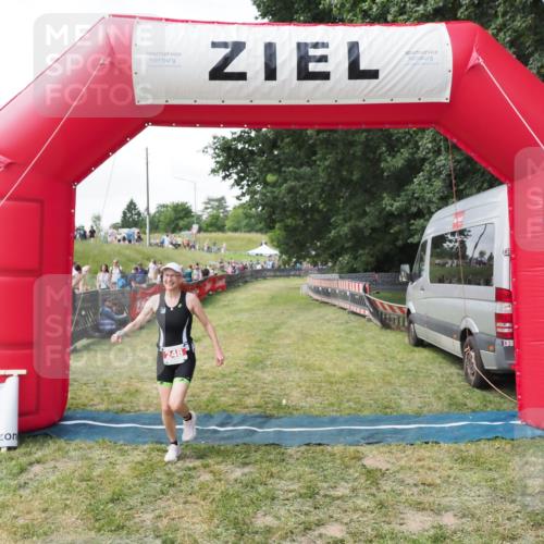 21.06.2025 - 27. Vierlanden-Triathlon MichiJ http://msf.ph/oto/8027279 15.06.2026 12:06:24 Ziel 248 meine-sportfotos.de
