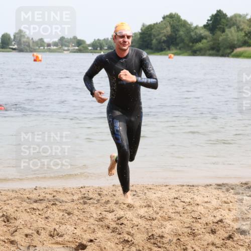 15.06.2025 - 27. Vierlanden-Triathlon Lena Gebhardt http://msf.ph/oto/8027282 15.06.2025 11:00:04 Schwimmen 708 meine-sportfotos.de