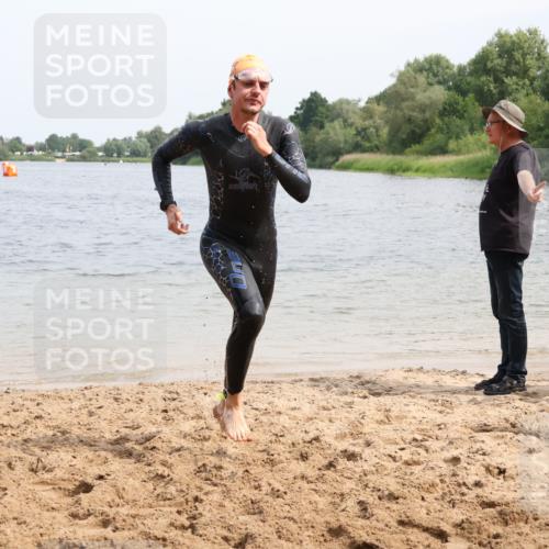 15.06.2025 - 27. Vierlanden-Triathlon Lena Gebhardt http://msf.ph/oto/8027294 15.06.2025 11:00:05 Schwimmen 708 meine-sportfotos.de
